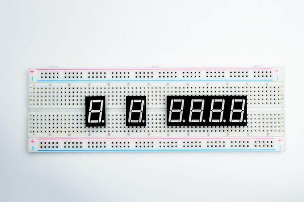 Indicadores arduino de 7 segmentos unidos a una placa de pruebas. Concepto de un proyecto técnico.