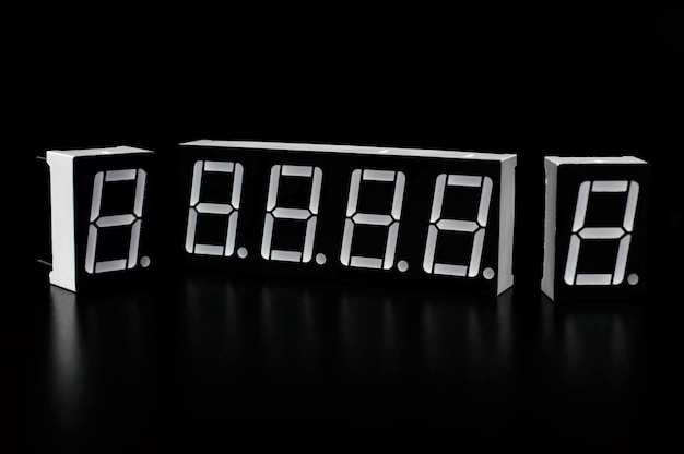 Indicadores de siete segmentos sobre un fondo negro. Imagen de fondo. Concepto de proyecto Arduino.