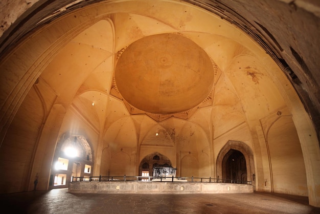 Indien bijapur in der kuppel von goal gumbaz gol mausoleum