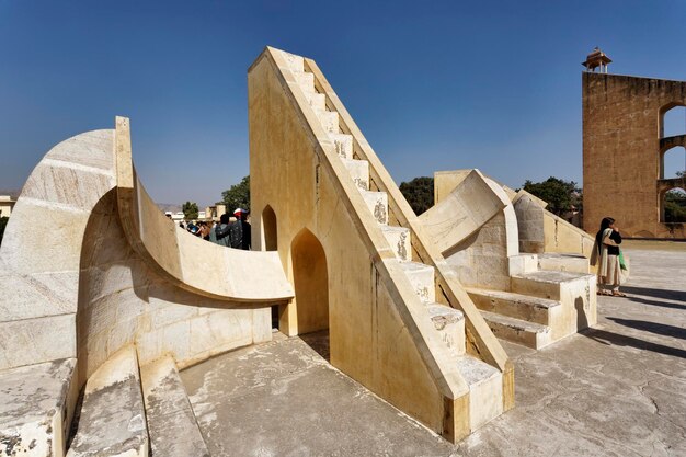 Indien, Rajasthan, Jaipur; 23. Januar 2007, Menschen am Astronomischen Observatorium (Jantar Mantar), das von Maharaja Jai Singh II. in 1727-1734 gebaut wurde - EDITORIAL