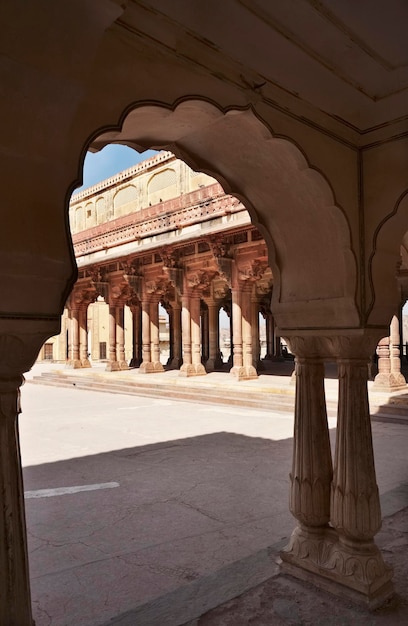Indien, Rajasthan, Jaipur; Blick auf den Amber-Palast, der in weißem Marmor und rotem Sandstein gebaut ist, 11 km außerhalb der Stadt Jaipur