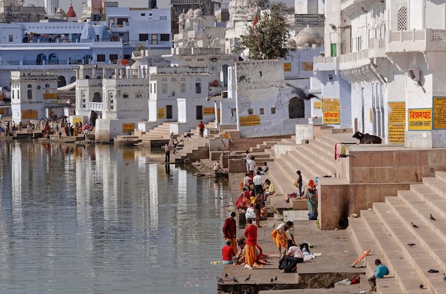 Indien, Rajasthan, Pushkar; 27. Januar 2007, Menschen und Tauben am heiligen See – EDITORIAL