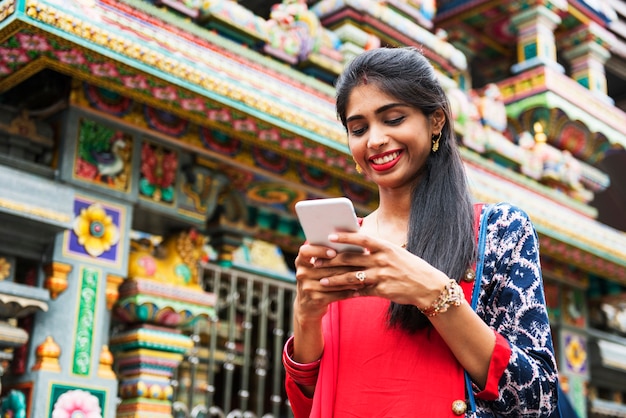 Foto indígenas que usan el teléfono móvil