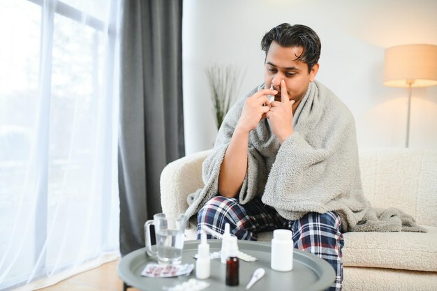 Un indio enfermo es tratado en casa y usa un spray nasal concepto de atención médica