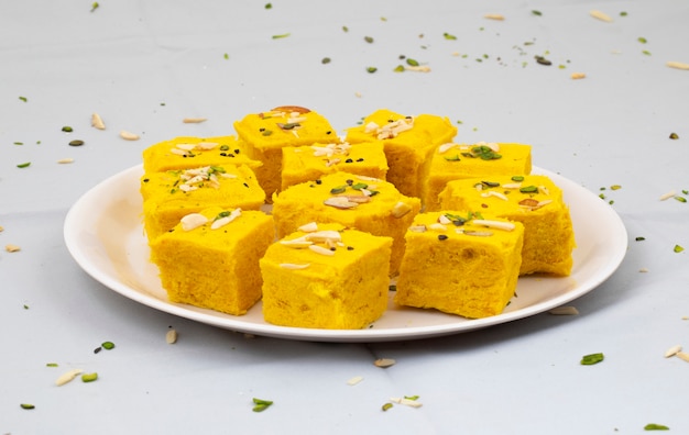 Foto indio especial tradicional comida dulce soan papdi