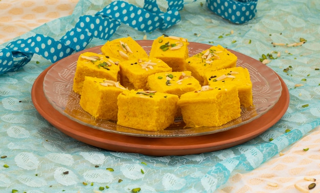 Foto indio especial tradicional comida dulce soan papdi