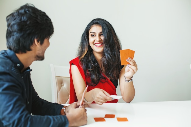 índio homem e mulher jogando cartas em casa