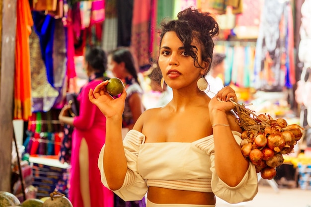 Indio con ropa de moda posando en un bazar asiático