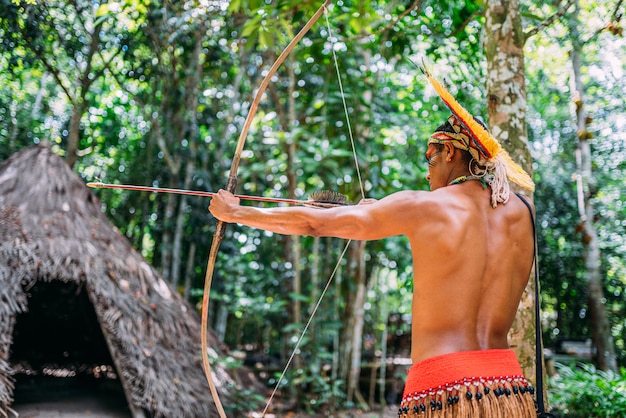 Indio de la tribu Pataxó con arco y flecha