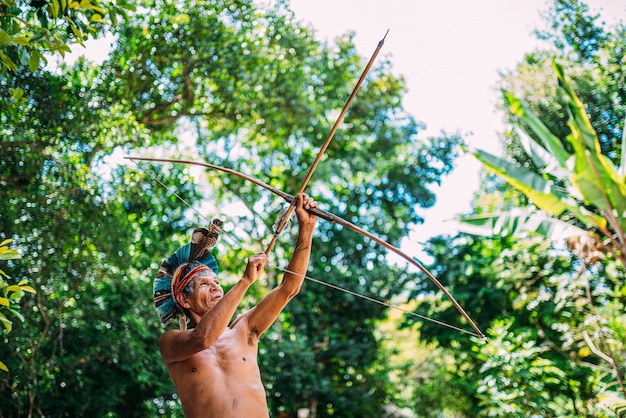 Indio de la tribu Pataxó, con tocado de plumas y arco y flecha