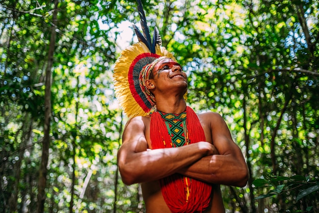 Indio de la tribu Pataxó, con tocado de plumas