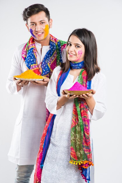 Los indios celebran holi con dulce laddu, colores en thali y salpicaduras de color