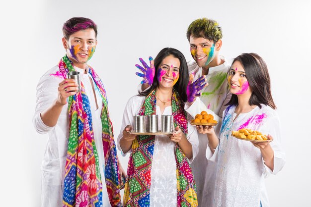 Los indios celebran holi con dulce laddu, colores en thali y salpicaduras de color