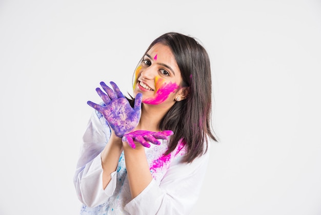 Los indios celebran holi con dulce laddu, colores en thali y salpicaduras de color