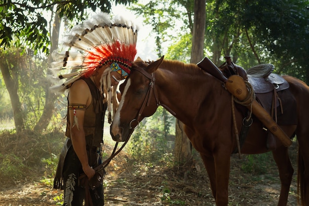 Los indios están montando a caballo en el bosque