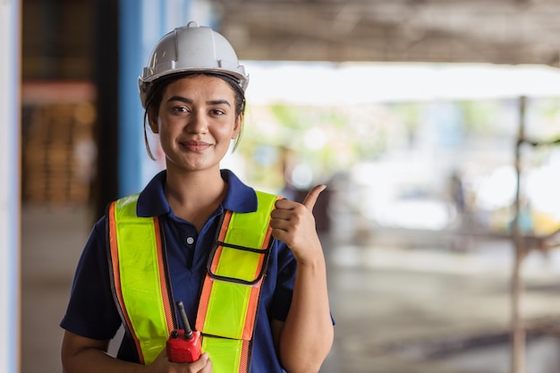 Indische Arbeiterin, Ingenieurin, Supervisorin in Sicherheitsanzügen, arbeitet im Fabriklager