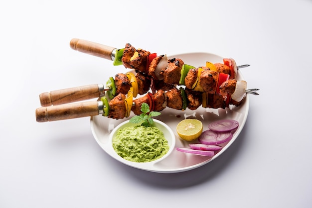 Indische Chicken Tikka Kebabs, mariniert in Gewürzen und Joghurt und im Tandoor gebraten