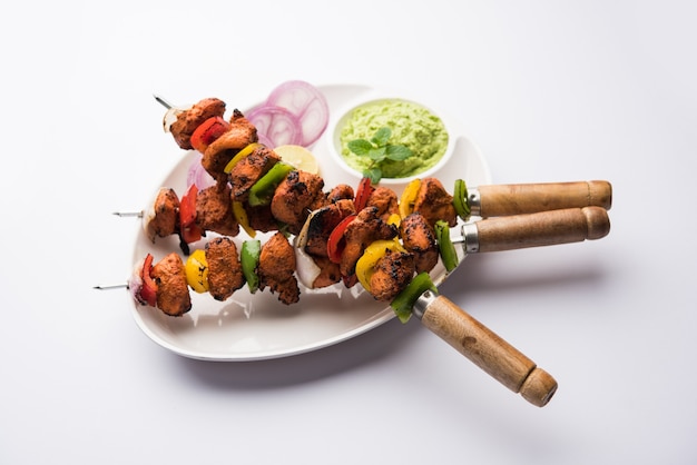 Indische Chicken Tikka Kebabs, mariniert in Gewürzen und Joghurt und im Tandoor gebraten