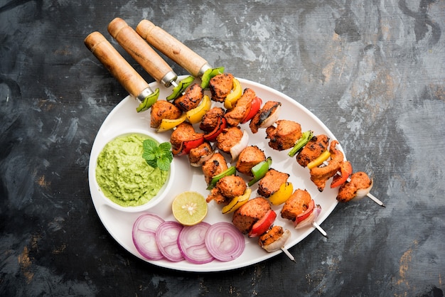 Indische Chicken Tikka Kebabs, mariniert in Gewürzen und Joghurt und im Tandoor gebraten