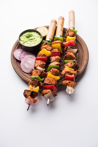 Indische Chicken Tikka Kebabs, mariniert in Gewürzen und Joghurt und im Tandoor gebraten