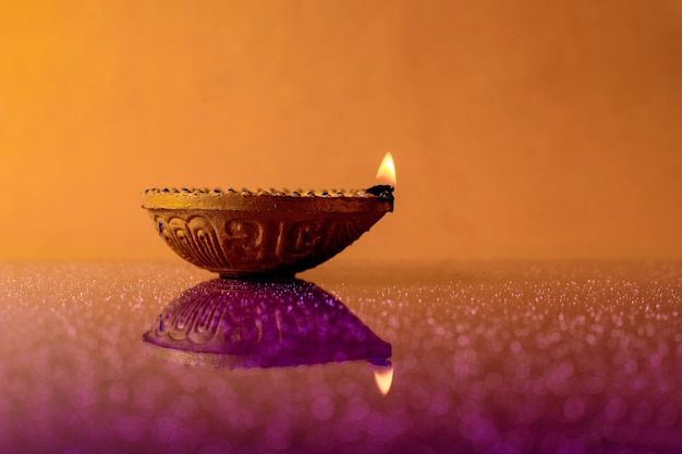 Foto indische diwali lampe mit flamme