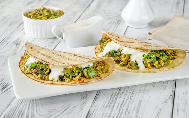 Indische Ei-Spinat-Wraps