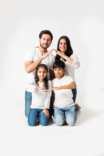 Indische Familie, die das Hauptzeichen über weißem Hintergrund macht. selektiver Fokus