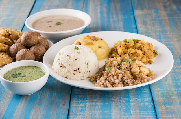 Indische Fastenrezepte oder Upwas Food, für Navratri, Maha Shivratri oder Ekadasi oder Chaturthi oder Gauri Vrat. Serviert in Keramikgeschirr über buntem oder hölzernem Hintergrund. Selektiver Fokus