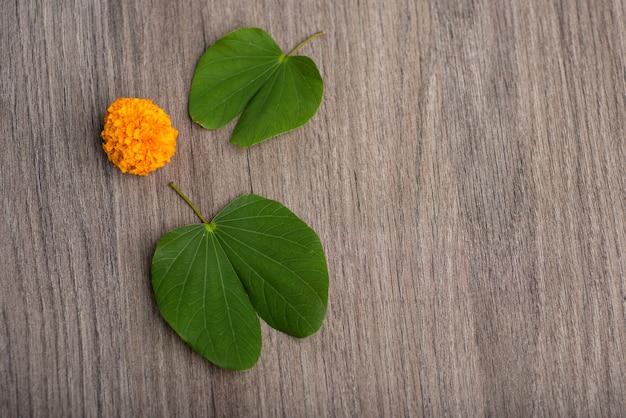 Foto indische festival dussehraand-ringelblume blüht auf einem hölzernen hintergrund.