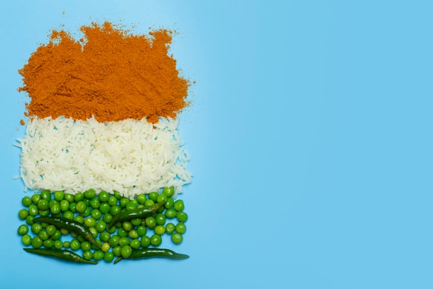 Indische Flagge aus Lebensmittelhintergrund Basmatireis Curry grüne Erbsen und Chilischoten in den Farben ...