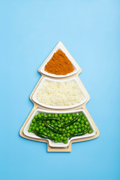 Indische Flagge in Form eines Weihnachtsbaums des neuen Jahres aus Lebensmittelhintergrund Basmatireis Curry g...