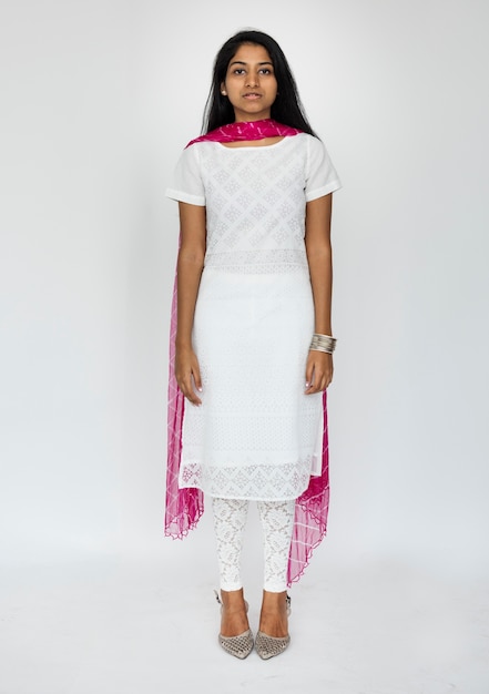 Indische Frau im Trachtenkleid-Studioporträt