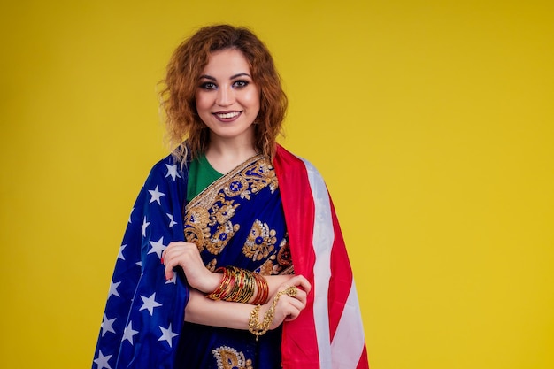 Indische Frau mit gelbem Hintergrund des amerikanischen Flaggenstudios