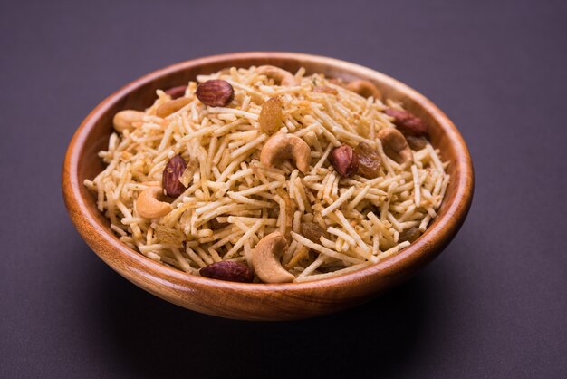 Indische frittierte Falahari Chivda, auch bekannt als Fasting oder Upwas Chiwada, hergestellt aus Kartoffeln und Trockenfrüchten für Navaratri oder jede hinduistische Vrat. Serviert in einer Holzschale. Selektiver Fokus