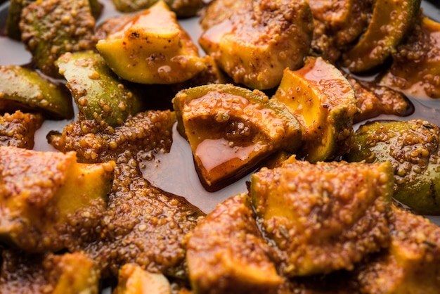Indische hausgemachte Raw Mango Pickle oder Aam Ka Achar oder Kairi Loncha in einer Schüssel