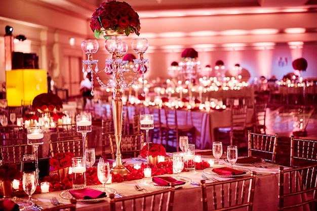 Indische Hochzeitsempfang-Abendessen-Veranstaltungsortdekoration mit rotem Goldluxanthema