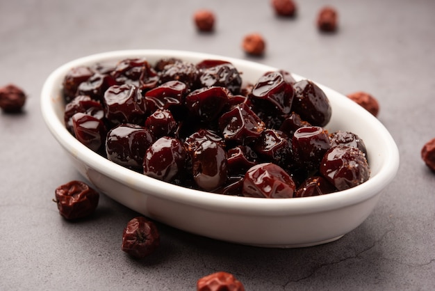 Indische Jujube, Beere oder Ber in Jaggery-Sirup mit süß-saurem Geschmack namens Labdo, typischer saisonaler Snack am Straßenrand