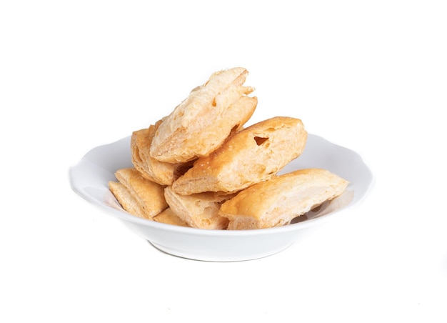 Indische Khari Kharee Salty Puff Pastry Snacks serviert mit heißem indischem Tee