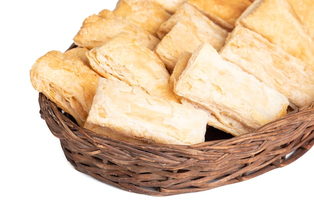 Indische Khari Kharee Salty Puff Pastry Snacks serviert mit heißem indischem Tee