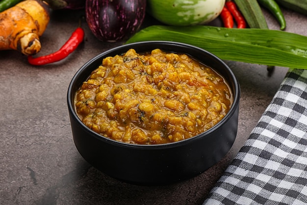 Indische Küche Dal Tadka-Suppe mit Linsen und Erbsen