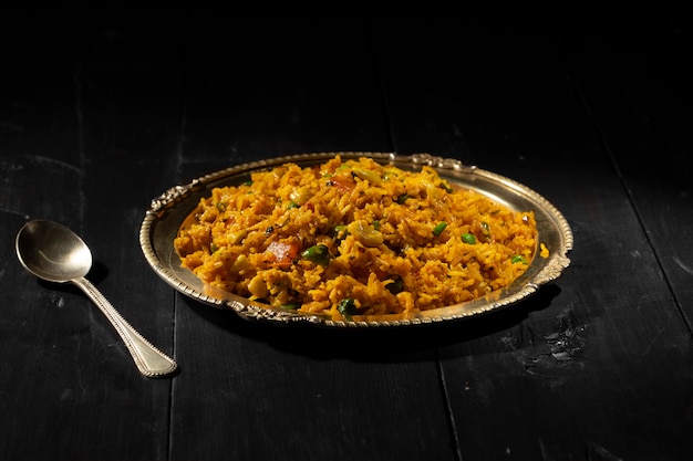 Indische Küche Essen Kashmiri Pulao auf Holz