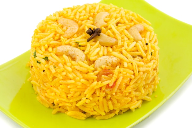 Indische Küche Pulao auf weißem Hintergrund