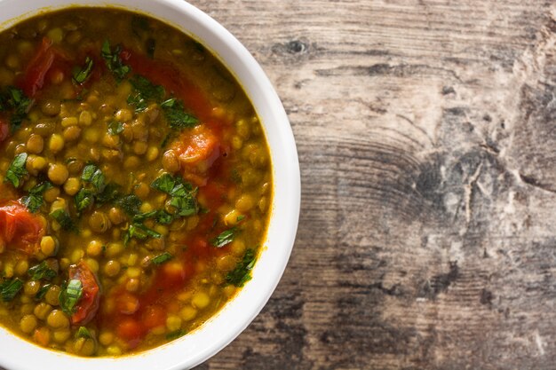 Indische linsensuppe dal (dal) in einer schüssel auf holztisch.