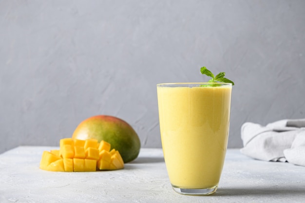 Indische Mango oder Kurkuma Lassi auf grauem Hintergrund