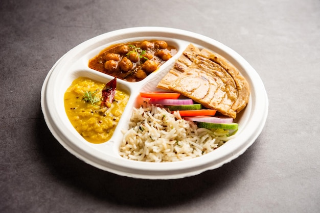 Indische Mini-Mahlzeit-Parkett-Teller Combo Thali mit Chole Masala Roti Dal Tarka Jeera Reis Salat