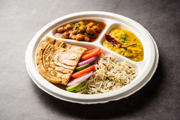 Indische Mini-Menü-Päckchen-Teller-Kombination Thali mit Chole Masala roti dal tarka jeera Reissalat