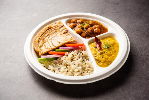 Indische Mini-Menü-Päckchen-Teller-Kombination Thali mit Chole Masala roti dal tarka jeera Reissalat