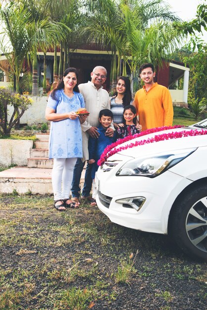 Indische moderne Eltern mit Kindern begrüßen das neue Ca traditionell und führen Pooja . auf