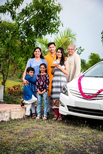 Indische moderne Eltern mit Kindern begrüßen das neue Ca traditionell und führen Pooja . auf