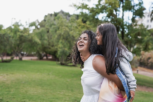 Indische Mutter mit kleiner Tochter im Stadtpark. Hinduistische Mutter-Kind-Liebe